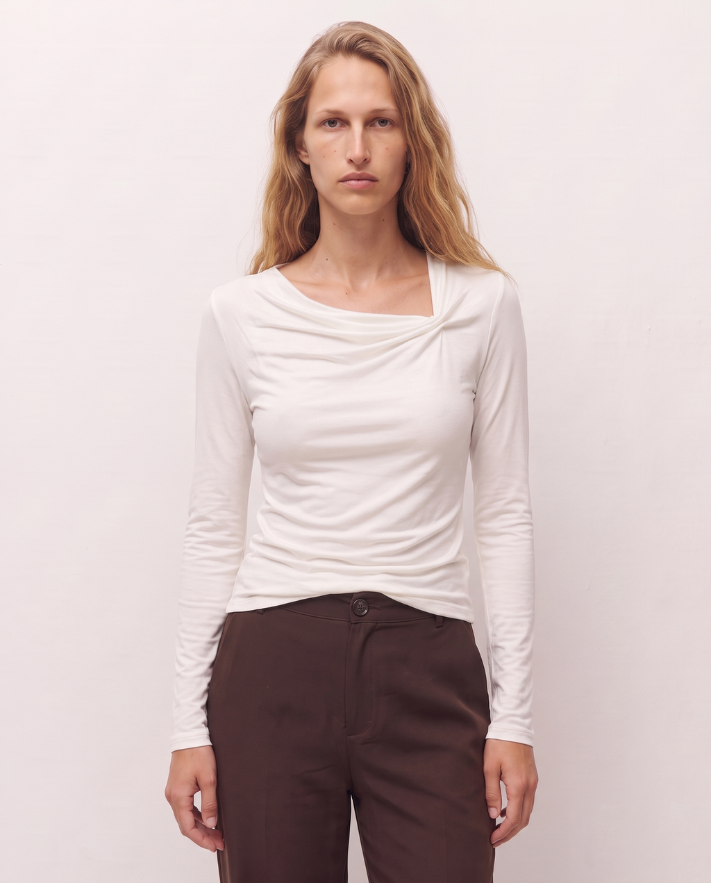 Camiseta con frunce en el escote