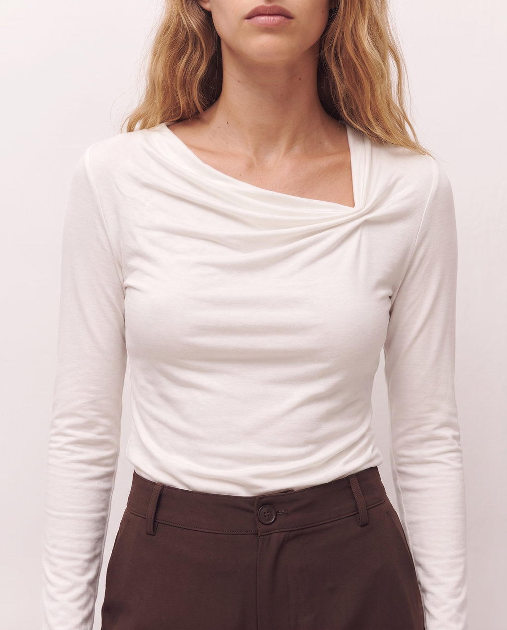 Camiseta con frunce en el escote