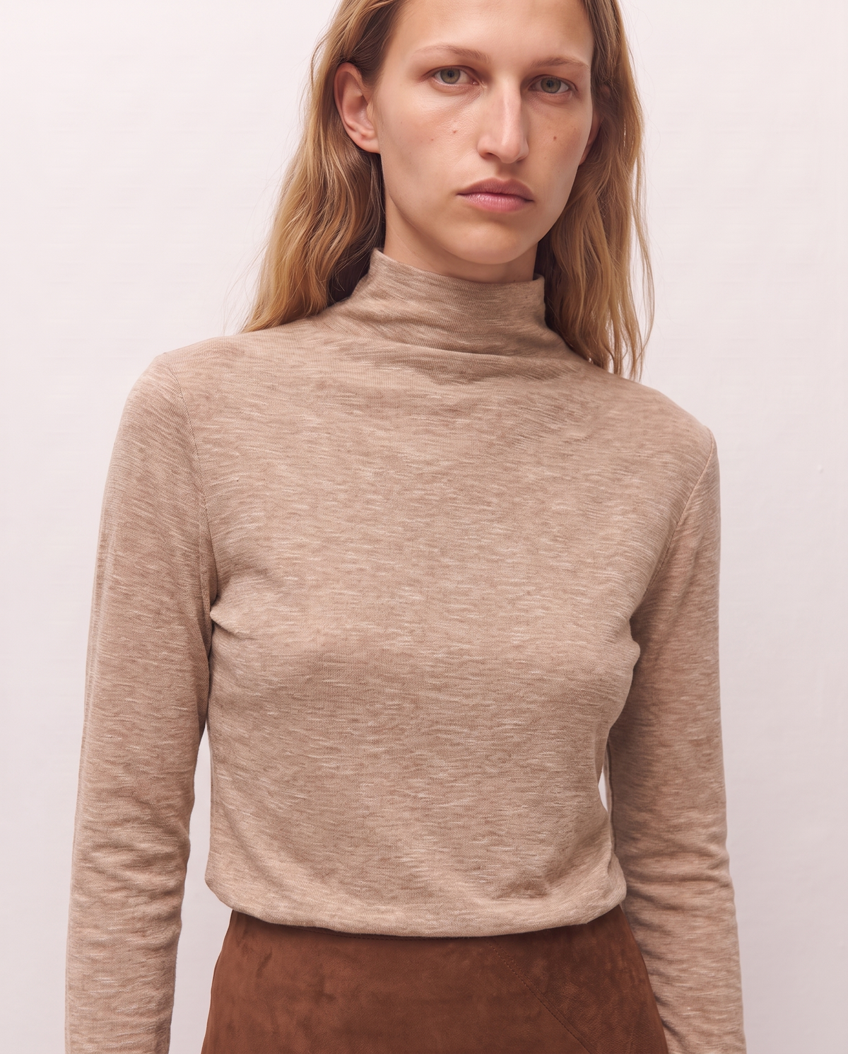 Camiseta  cuello perkins con detalle en el cruce