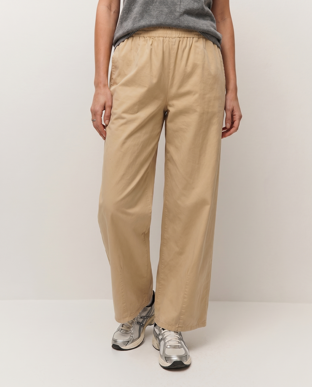 Pantalon barrel avec taille élastiquée.