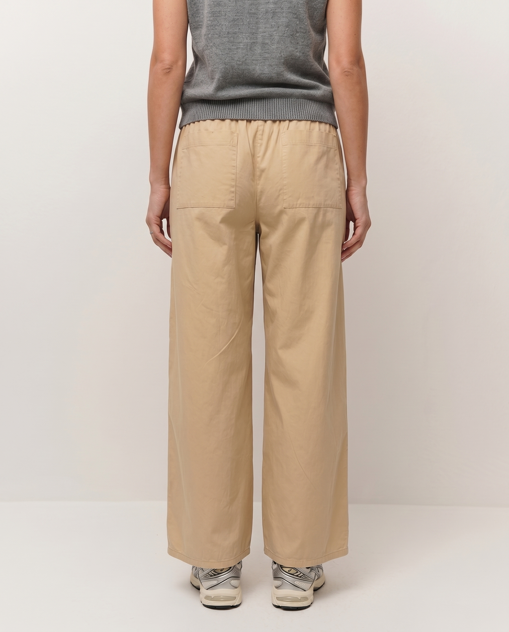 Pantalon barrel avec taille élastiquée.