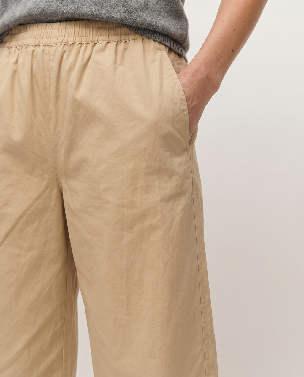 Pantalon barrel avec taille élastiquée.