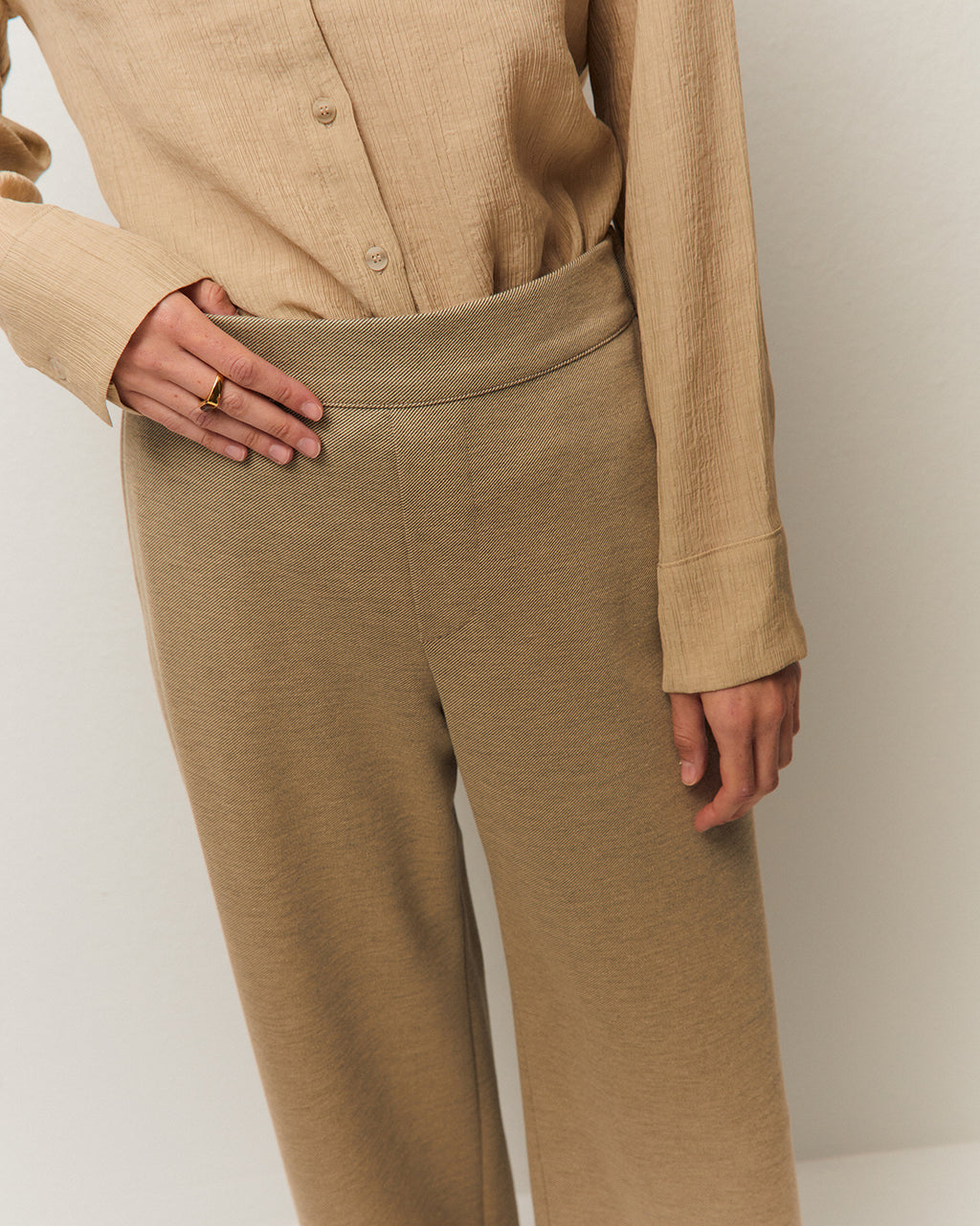 Pantalón raya diagonal con goma