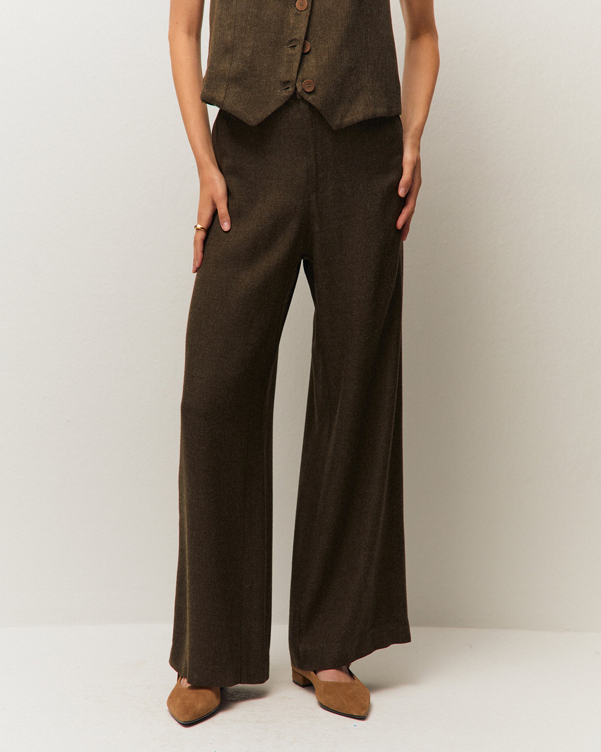 Pantalón ancho verde oscuro con detalle de bolsillos, vista trasera