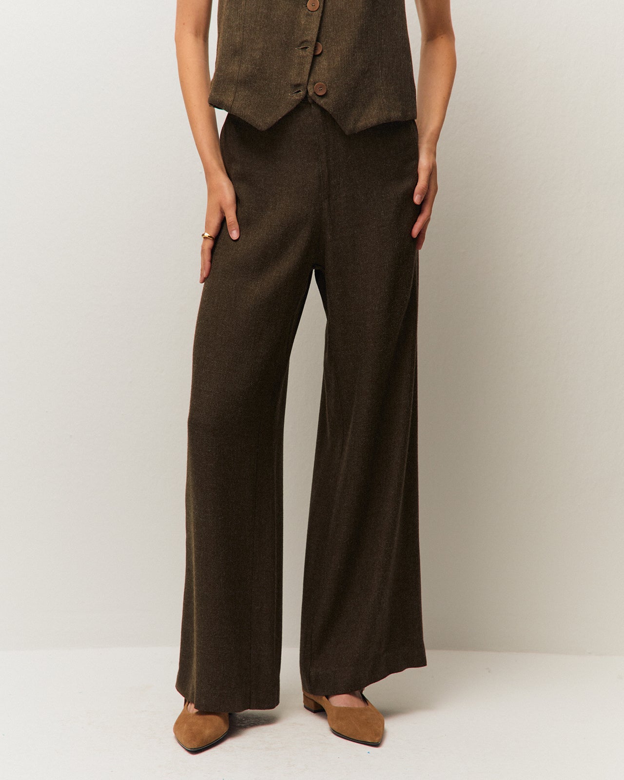Pantalón ancho verde oscuro con detalle de bolsillos, vista trasera