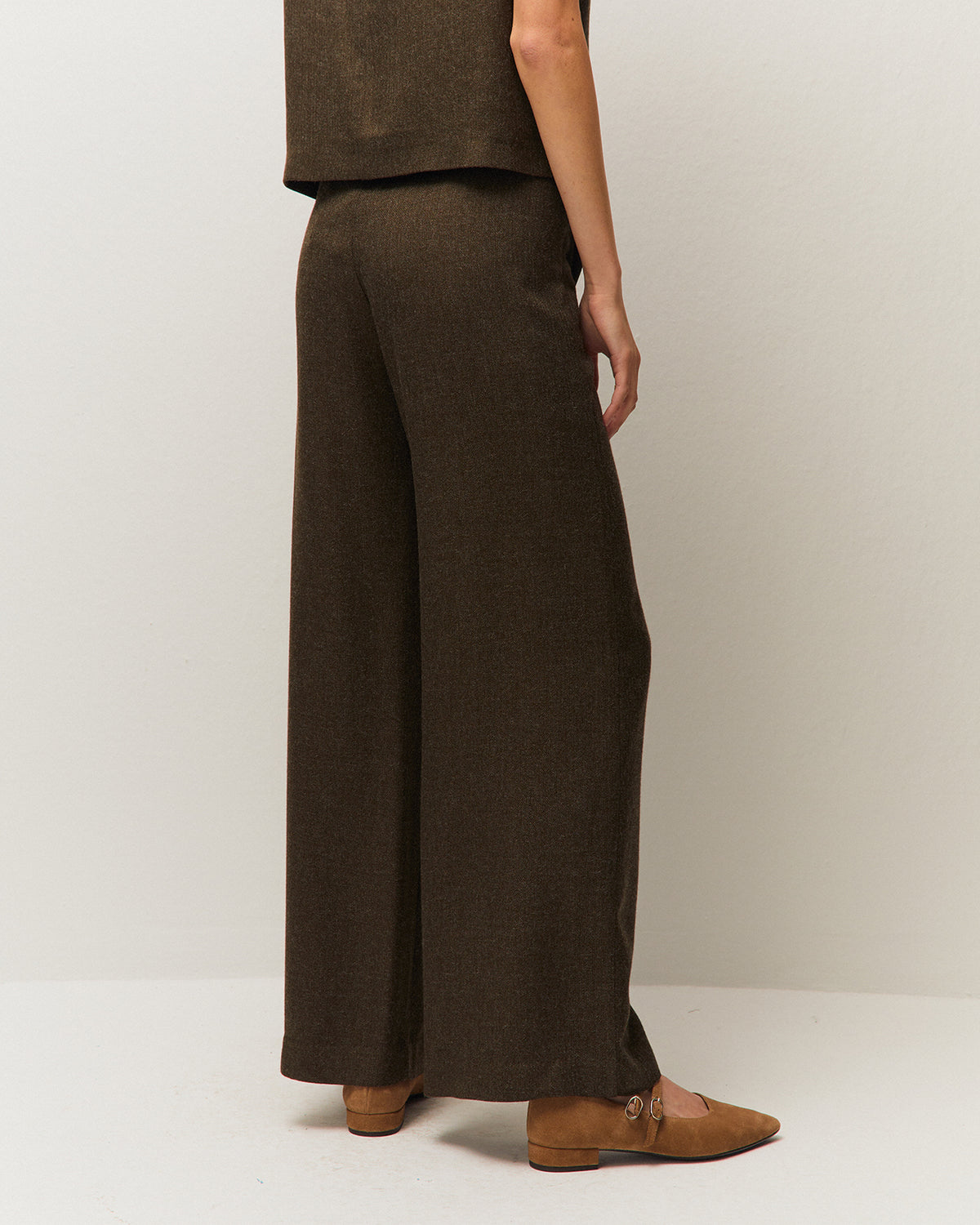 Pantalón ancho verde oscuro con detalle de bolsillos, vista delantera