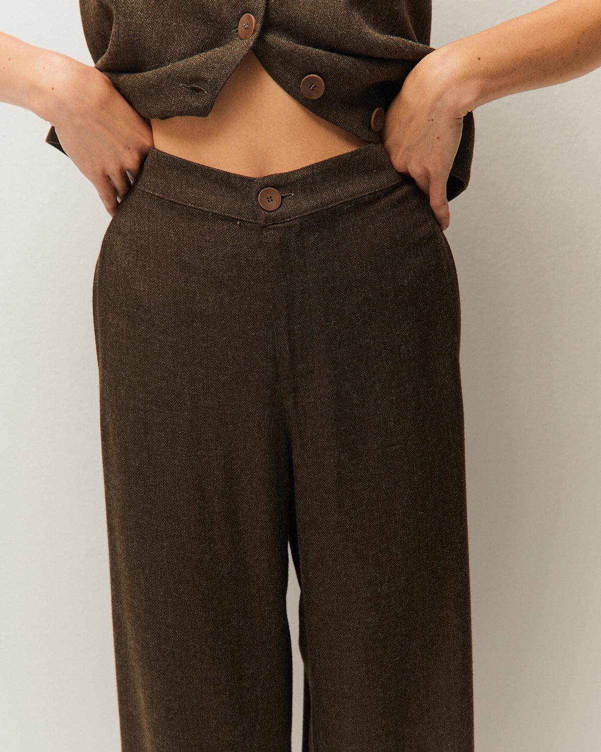 Pantalón ancho verde oscuro con detalle de bolsillos, detalle de la prenda