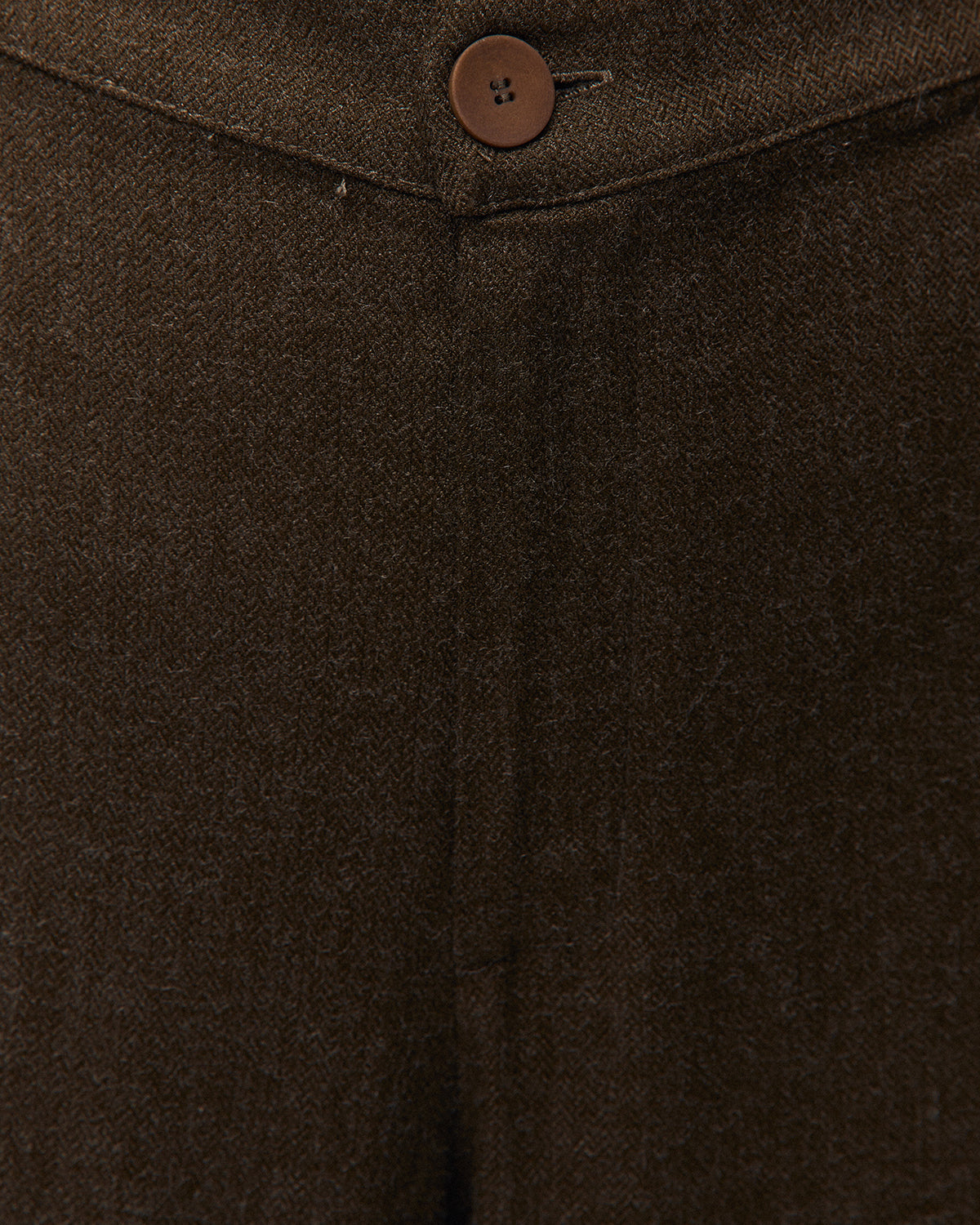 Pantalón ancho verde oscuro con detalle de bolsillos, detalle del tejido