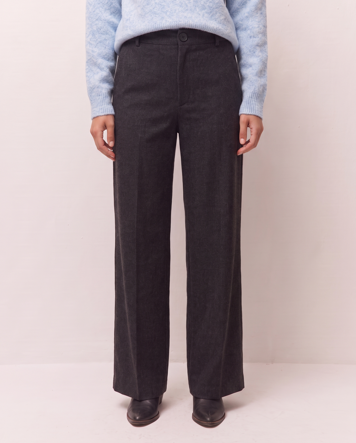 Pantalón ancho negro con detalle de bolsillos, vista trasera