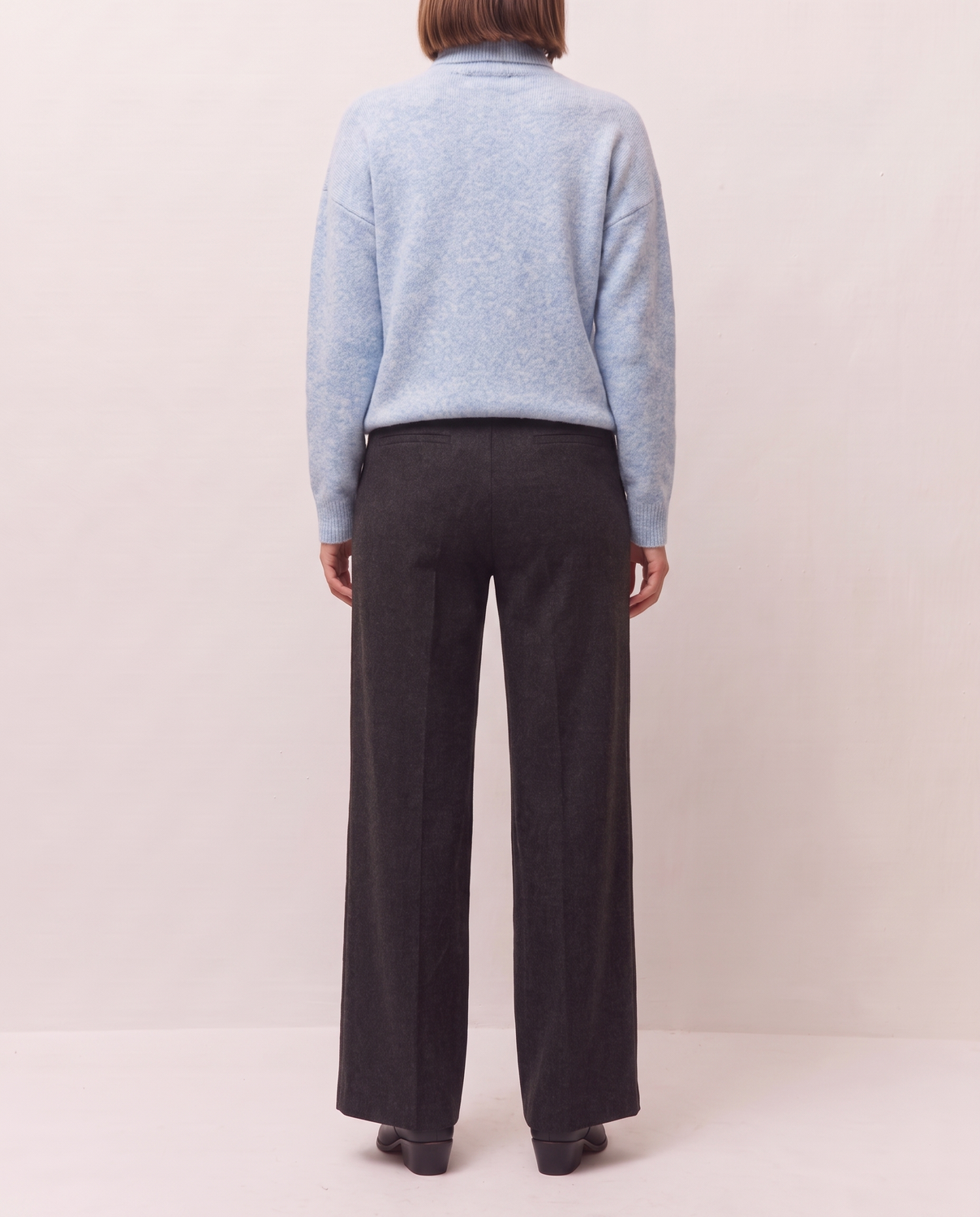Pantalón ancho negro con detalle de bolsillos, vista delantera