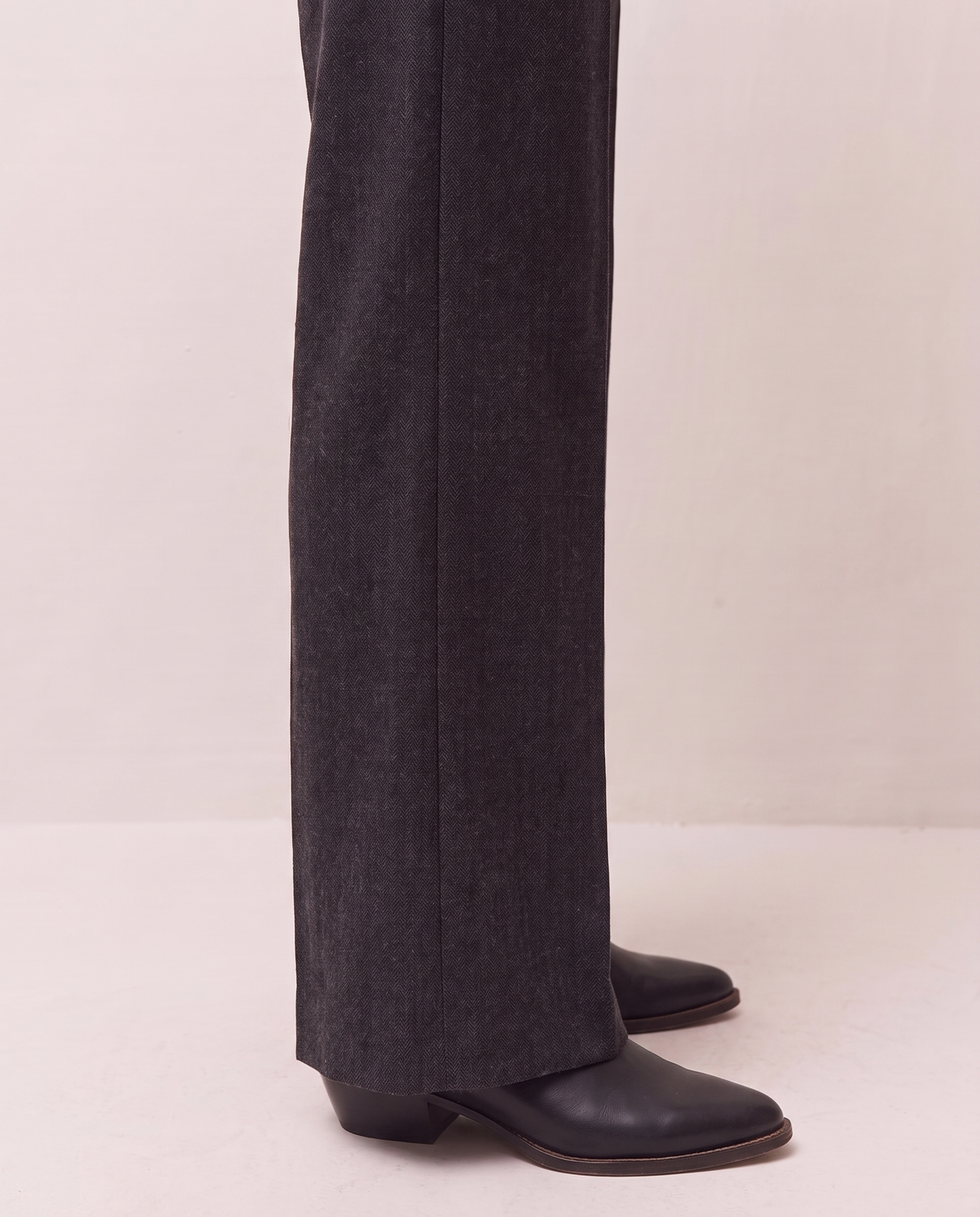 Pantalón ancho negro con detalle de bolsillos, detalle de la prenda