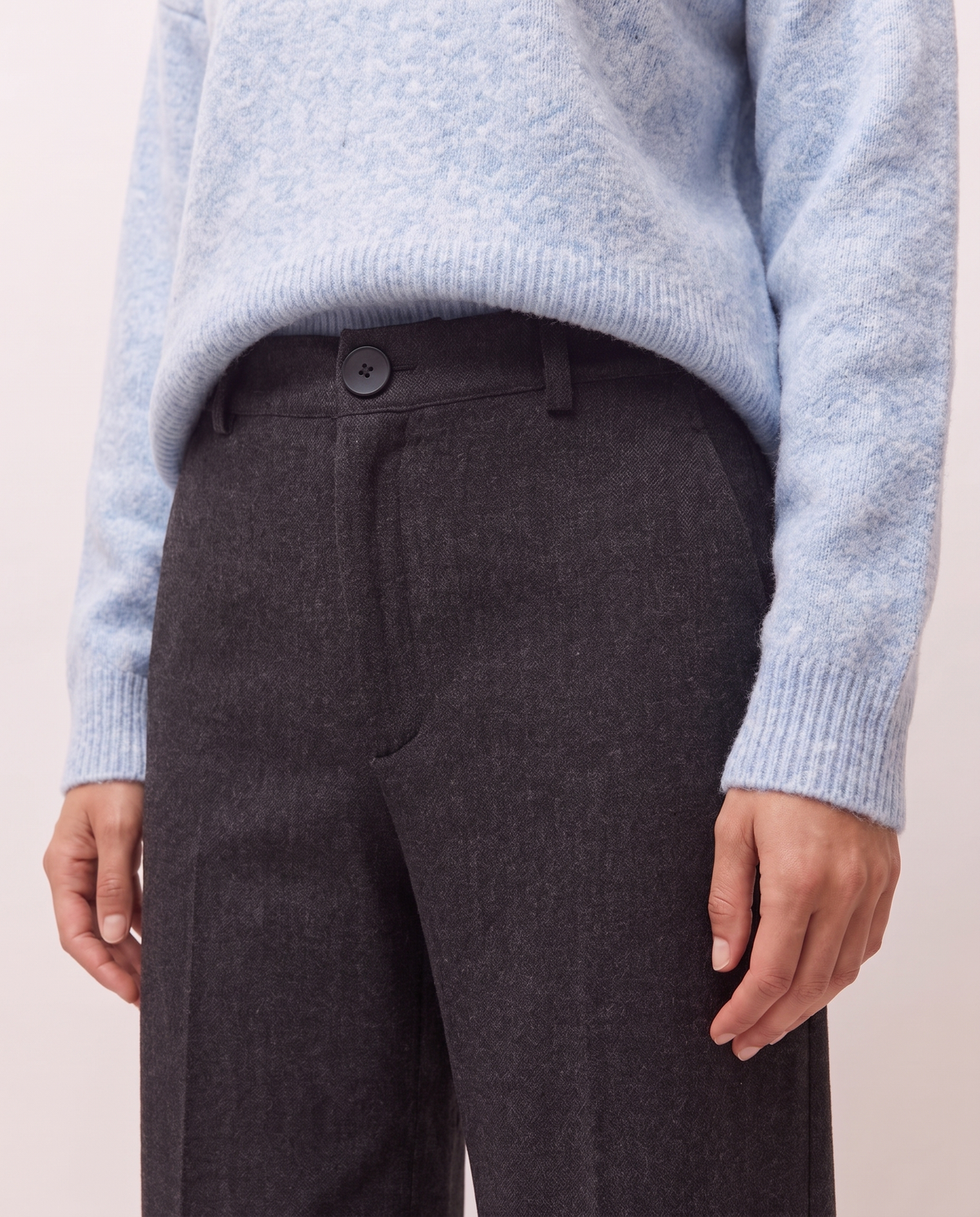 Pantalón ancho negro con detalle de bolsillos, detalle del tejido