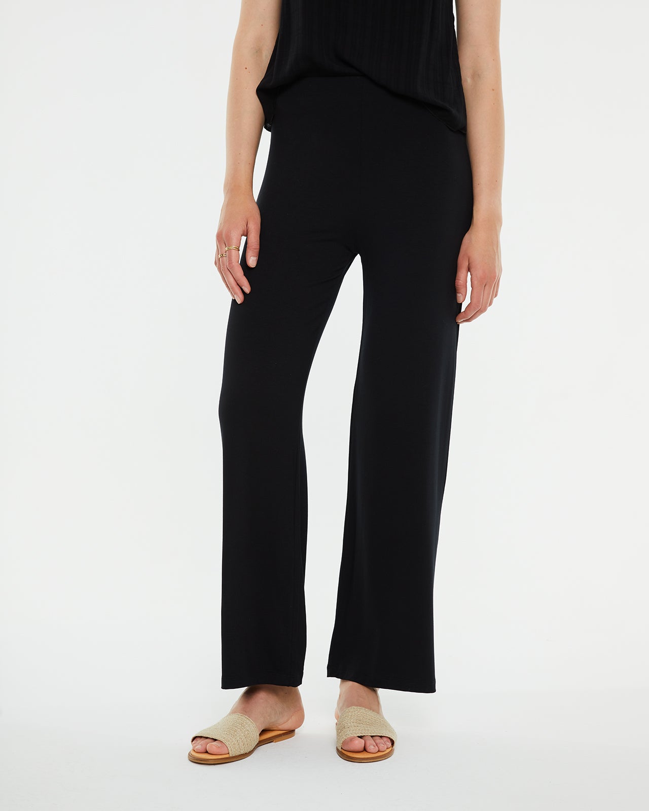 Relaxed fit wide-leg trousers with pockets