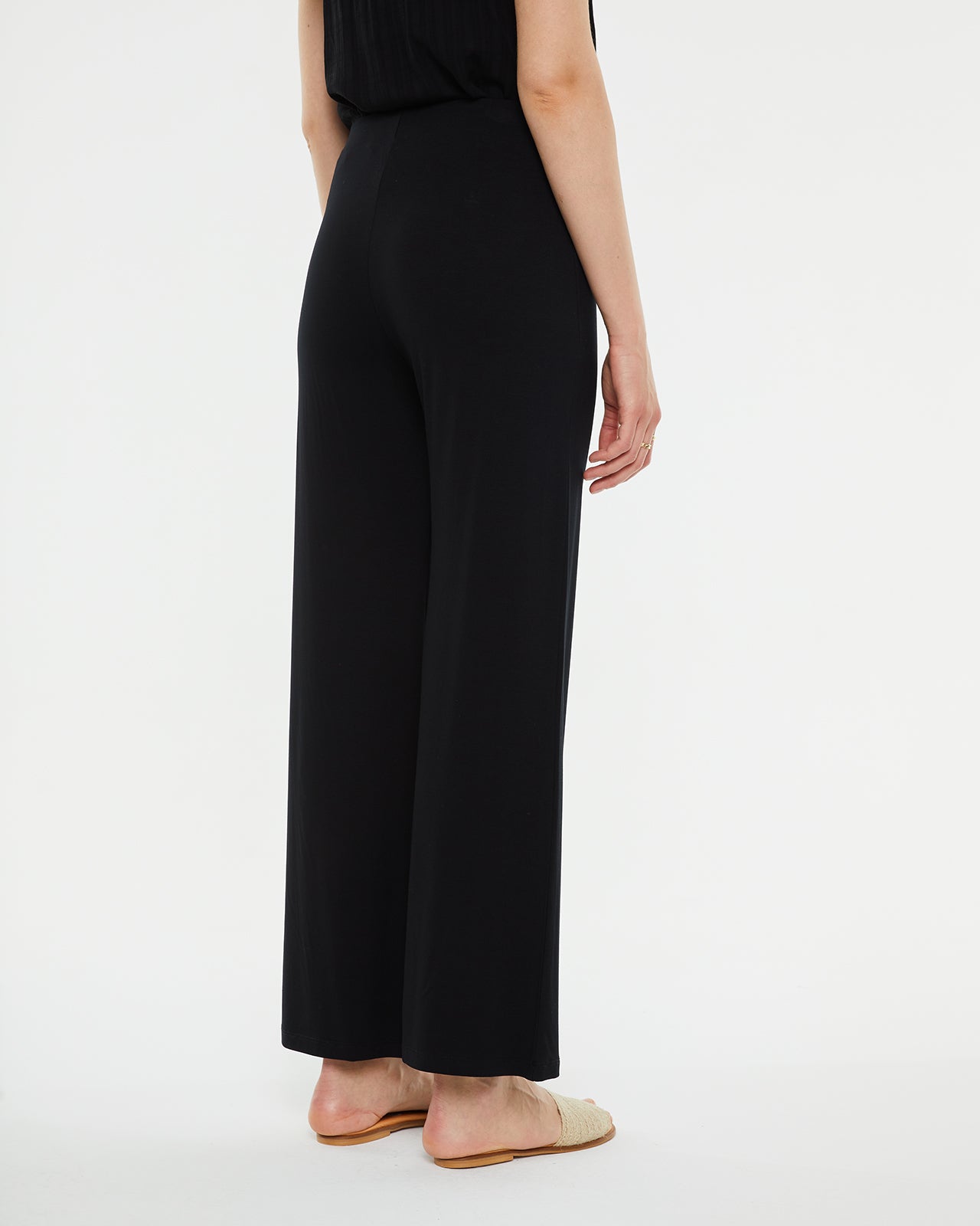 Relaxed fit wide-leg trousers with pockets