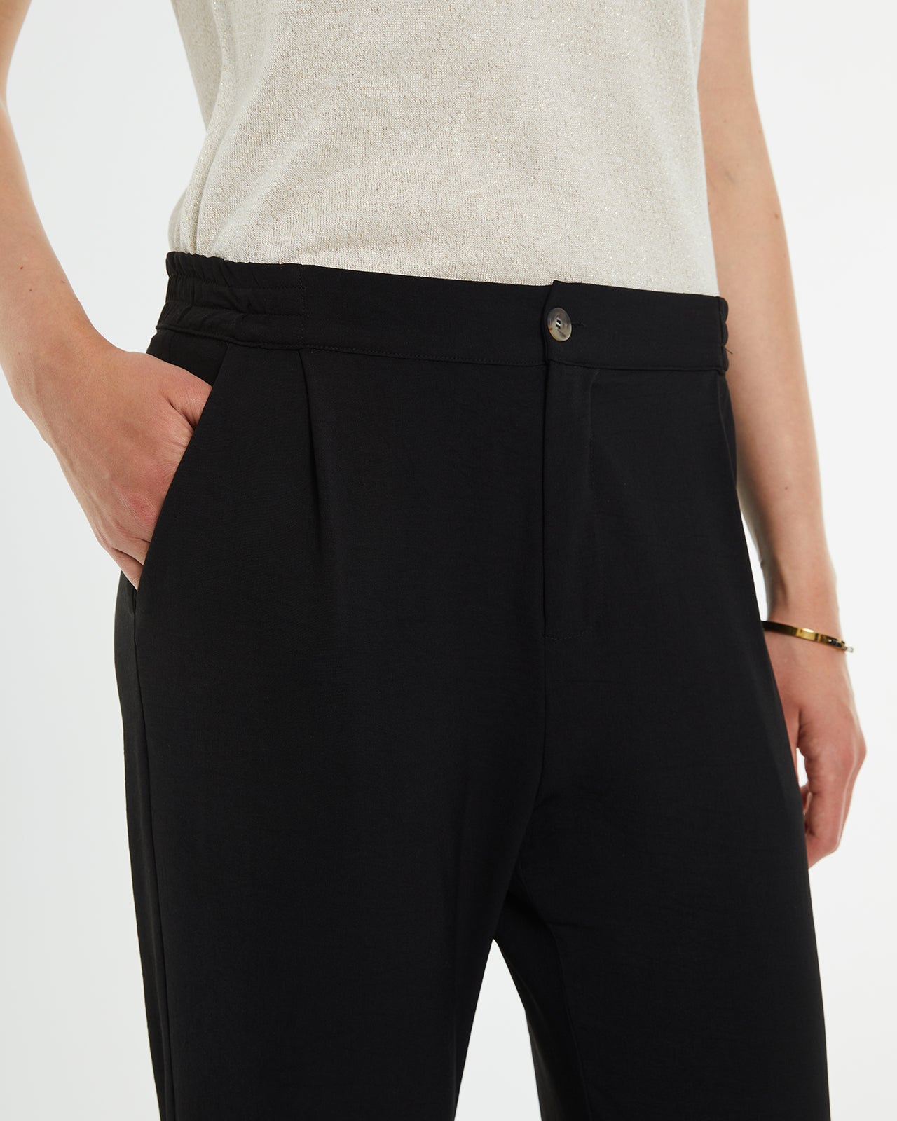 Pantalón negro recto con bolsillos