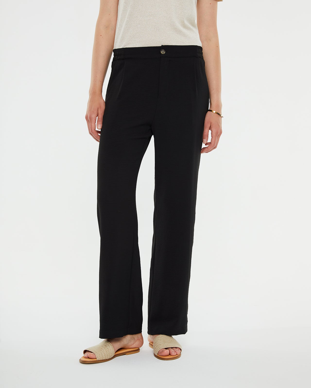 Straight black pants with pockets