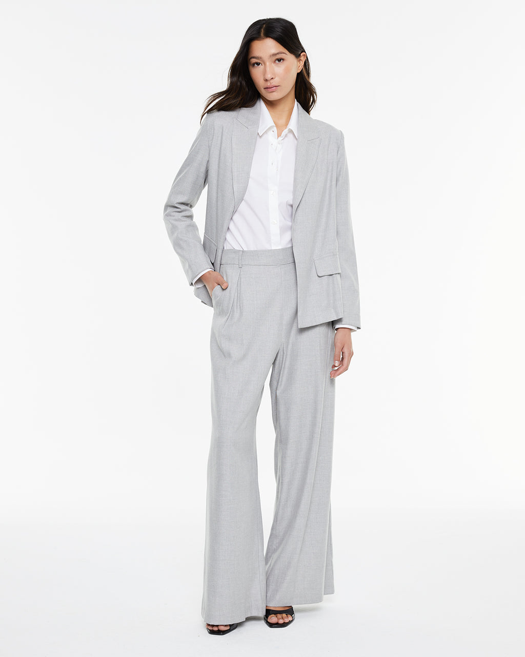 Americana gris con solapa con cierre botón