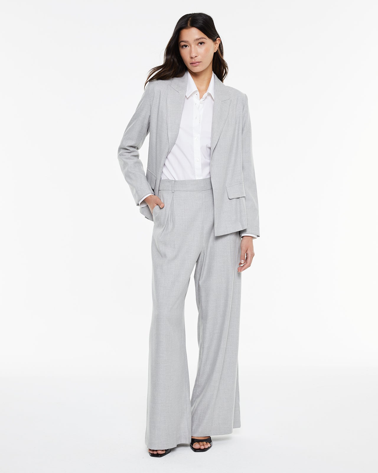 Americana gris con solapa con cierre botón