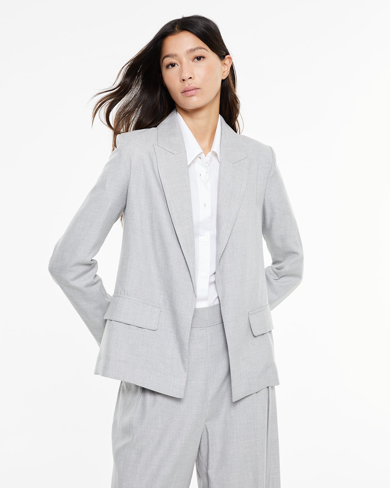 Americana gris con solapa con cierre botón