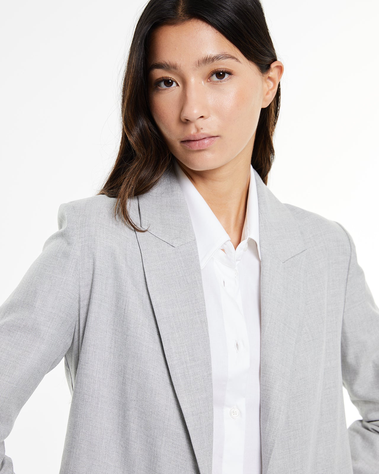 Americana gris con solapa con cierre botón