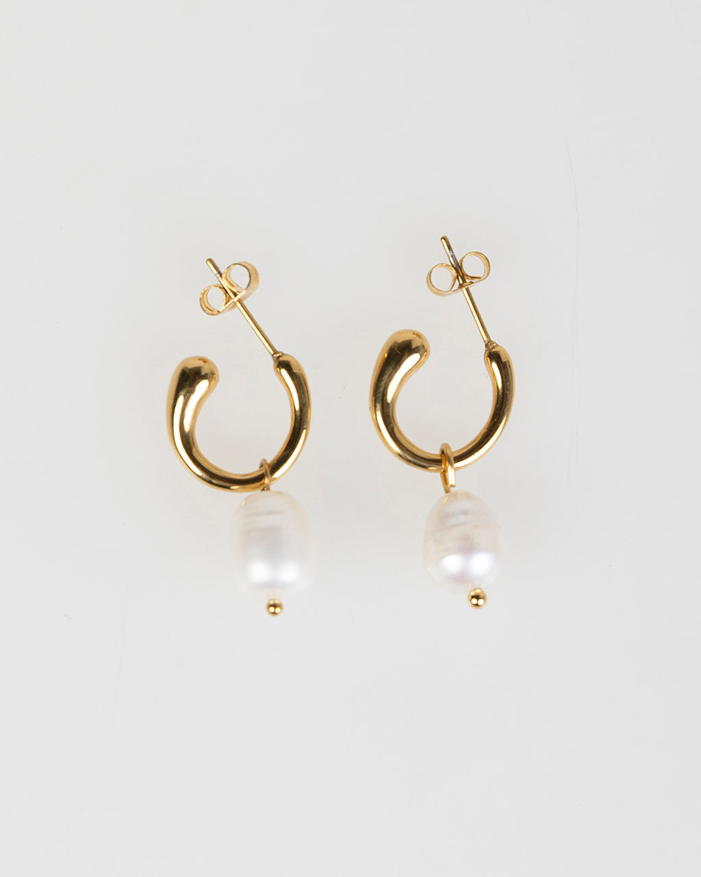 Small hoop earrings with pearl