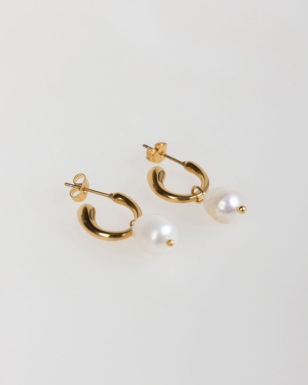 Small hoop earrings with pearl