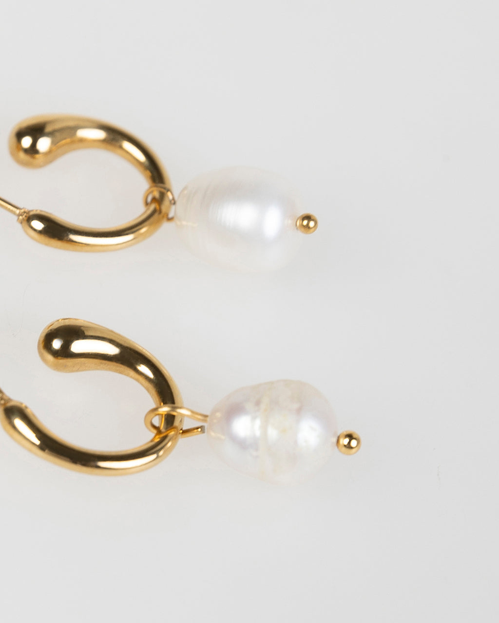 Small hoop earrings with pearl