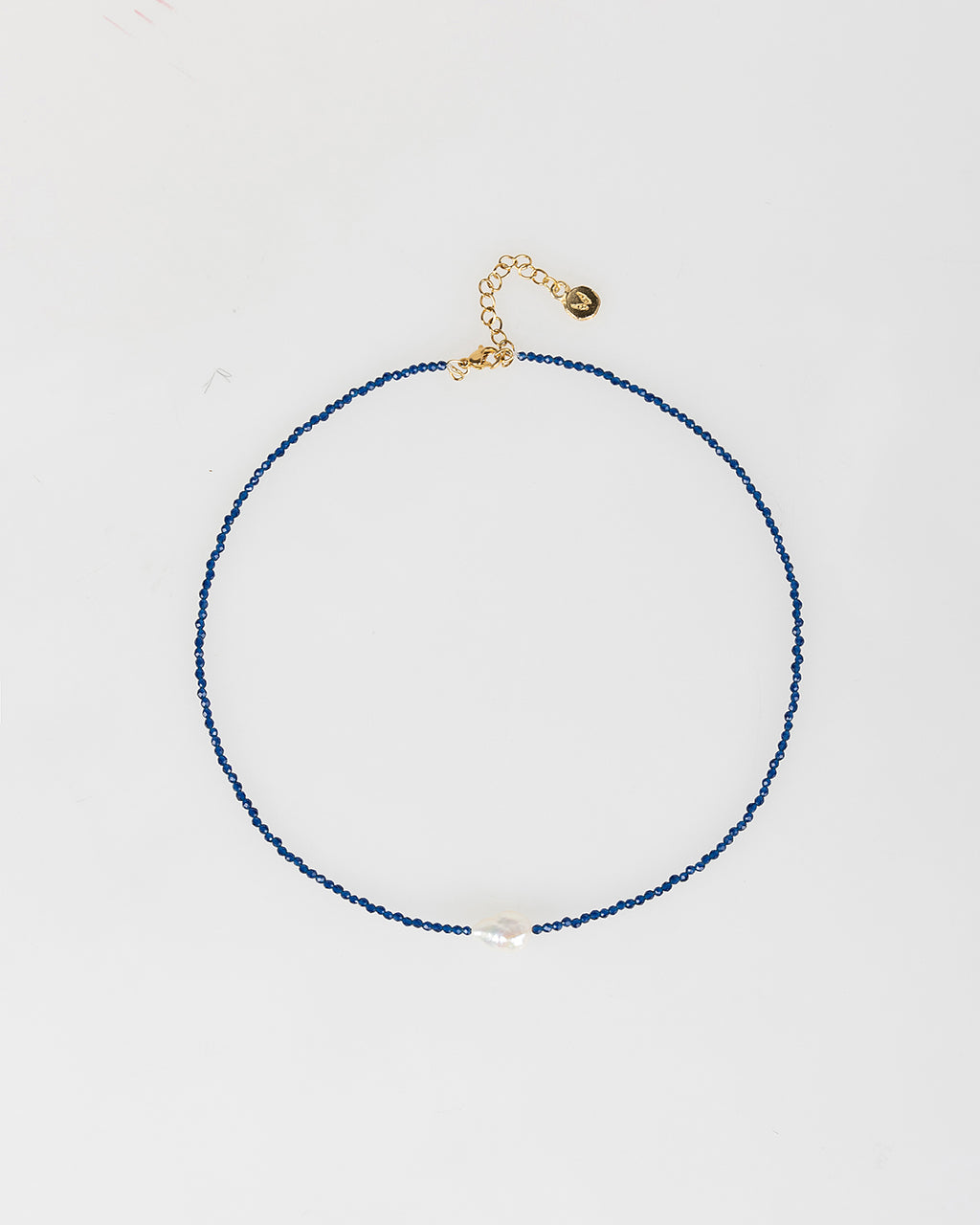 Collar azul con perla blanca