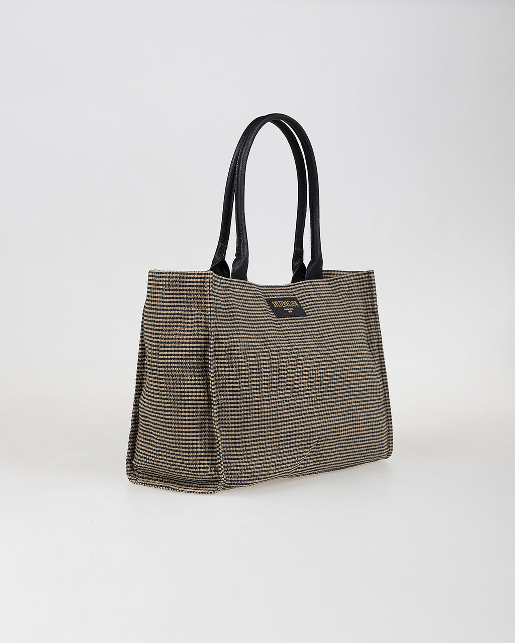 Checkered bag with contrasting handle