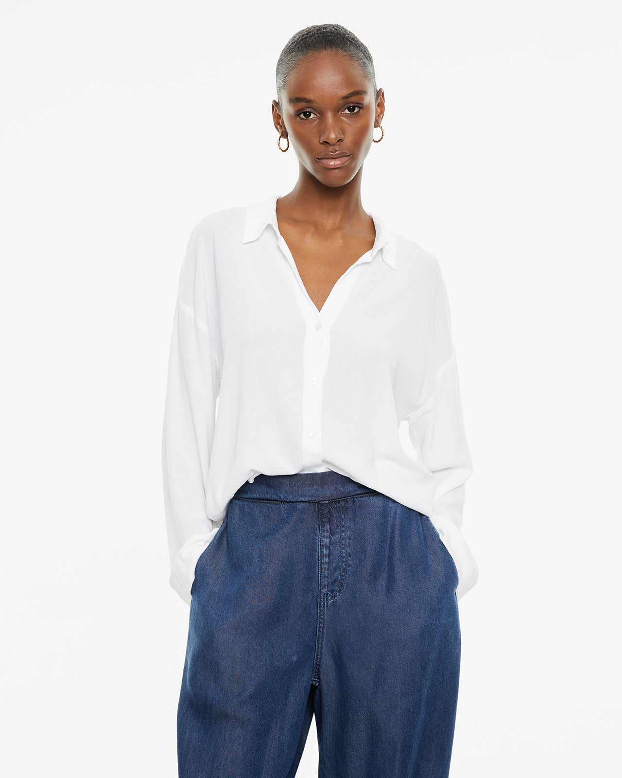 Chemise blanche fluide à manches longues et fermeture boutonnée