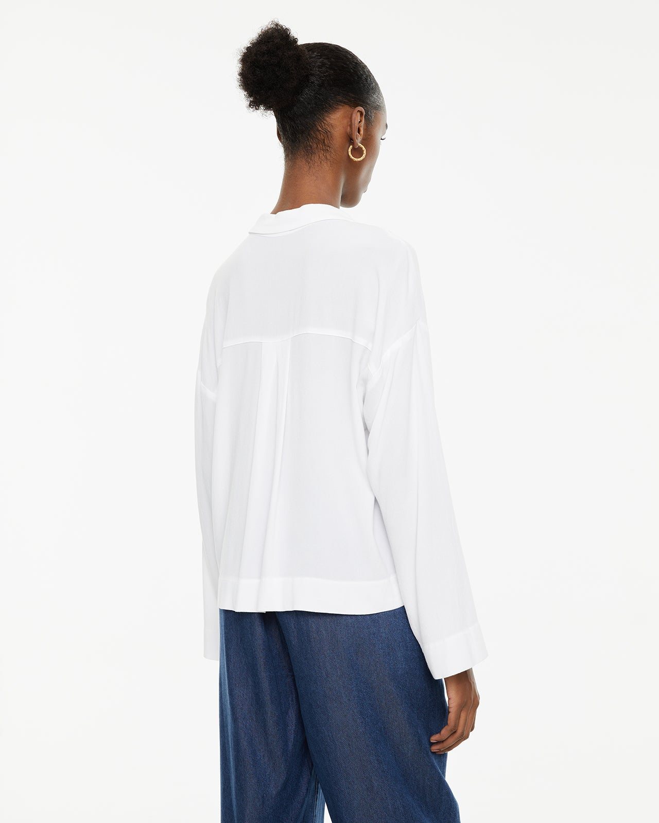 Chemise blanche fluide à manches longues et fermeture boutonnée