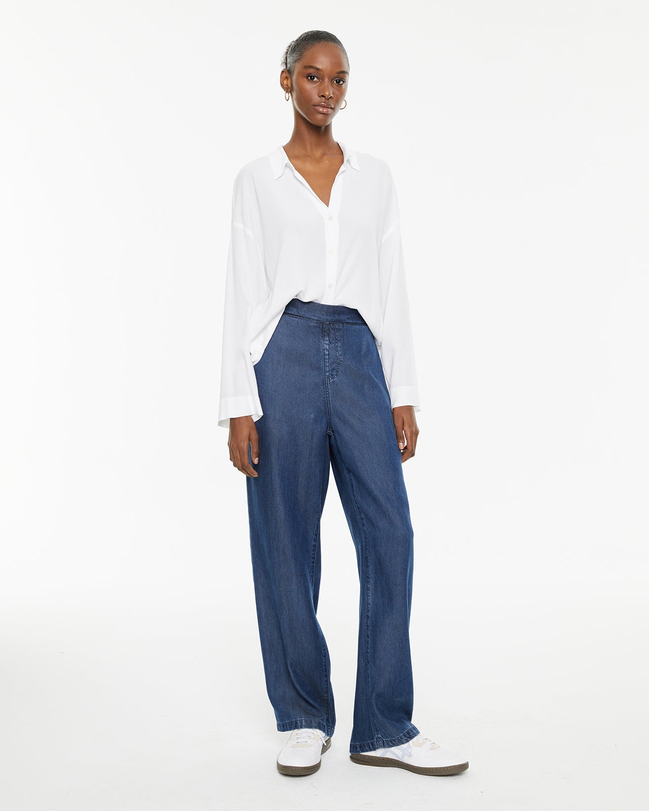 Chemise blanche fluide à manches longues et fermeture boutonnée