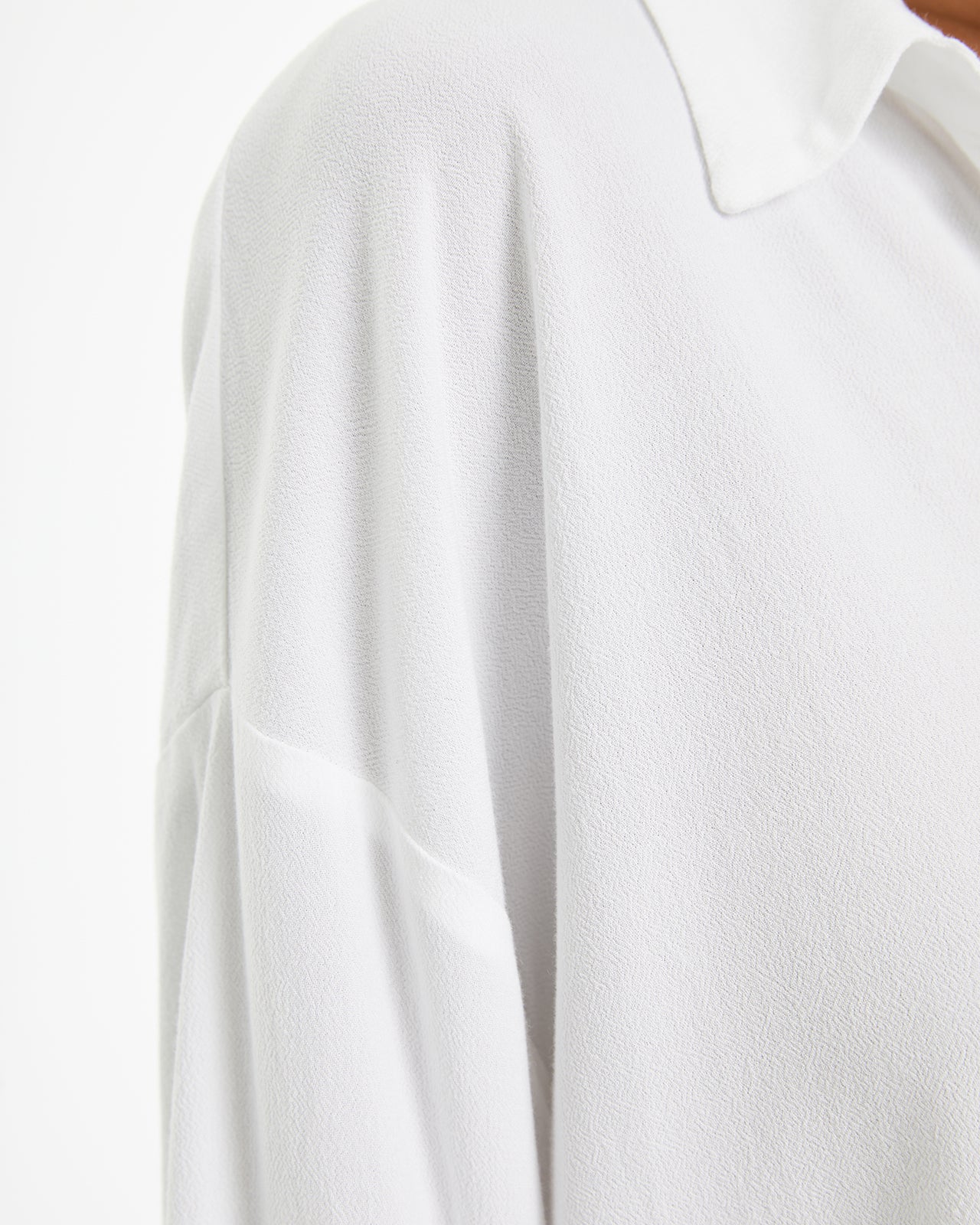 Chemise blanche fluide à manches longues et fermeture boutonnée