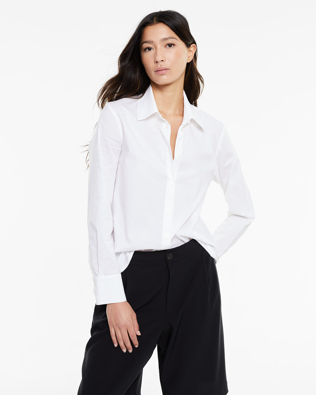 Camisa entallada de cuello camisero y cierre botones delanteros