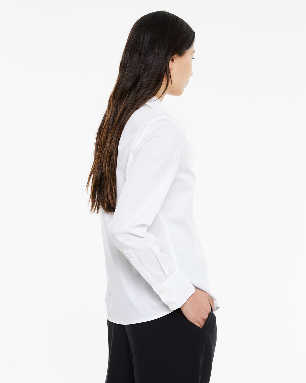 Camisa entallada de cuello camisero y cierre botones delanteros