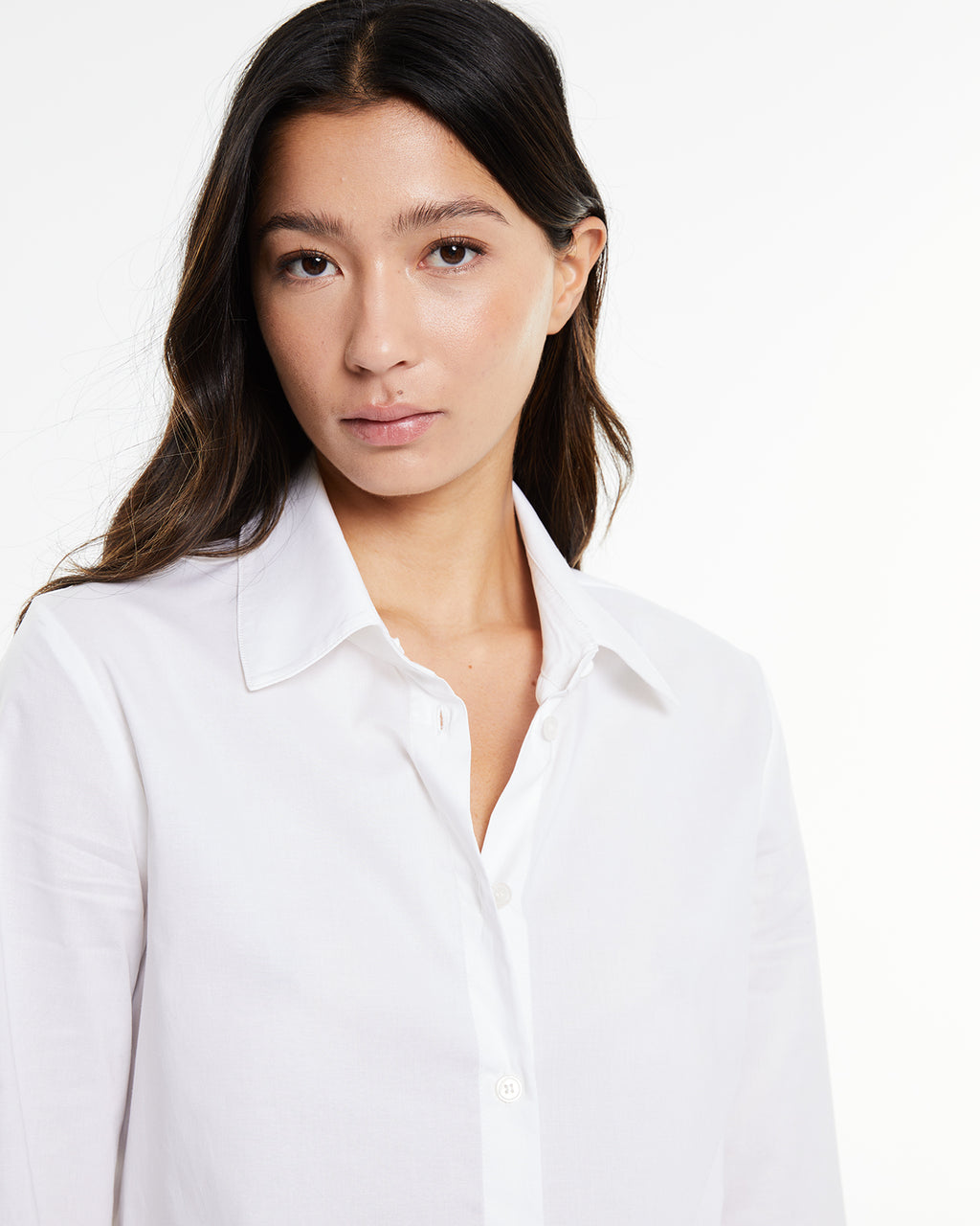 Camisa entallada de cuello camisero y cierre botones delanteros