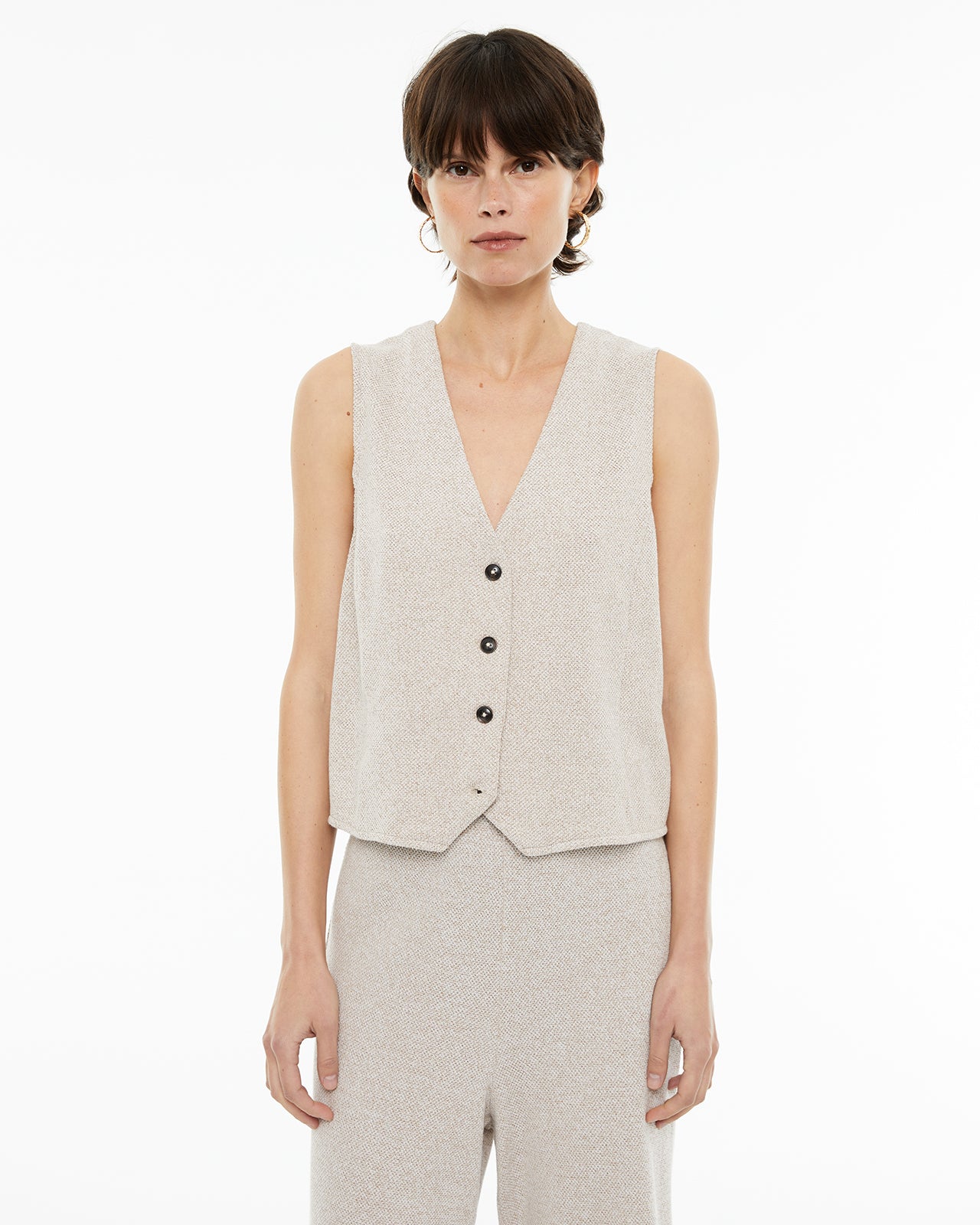 Tailored vest with seams