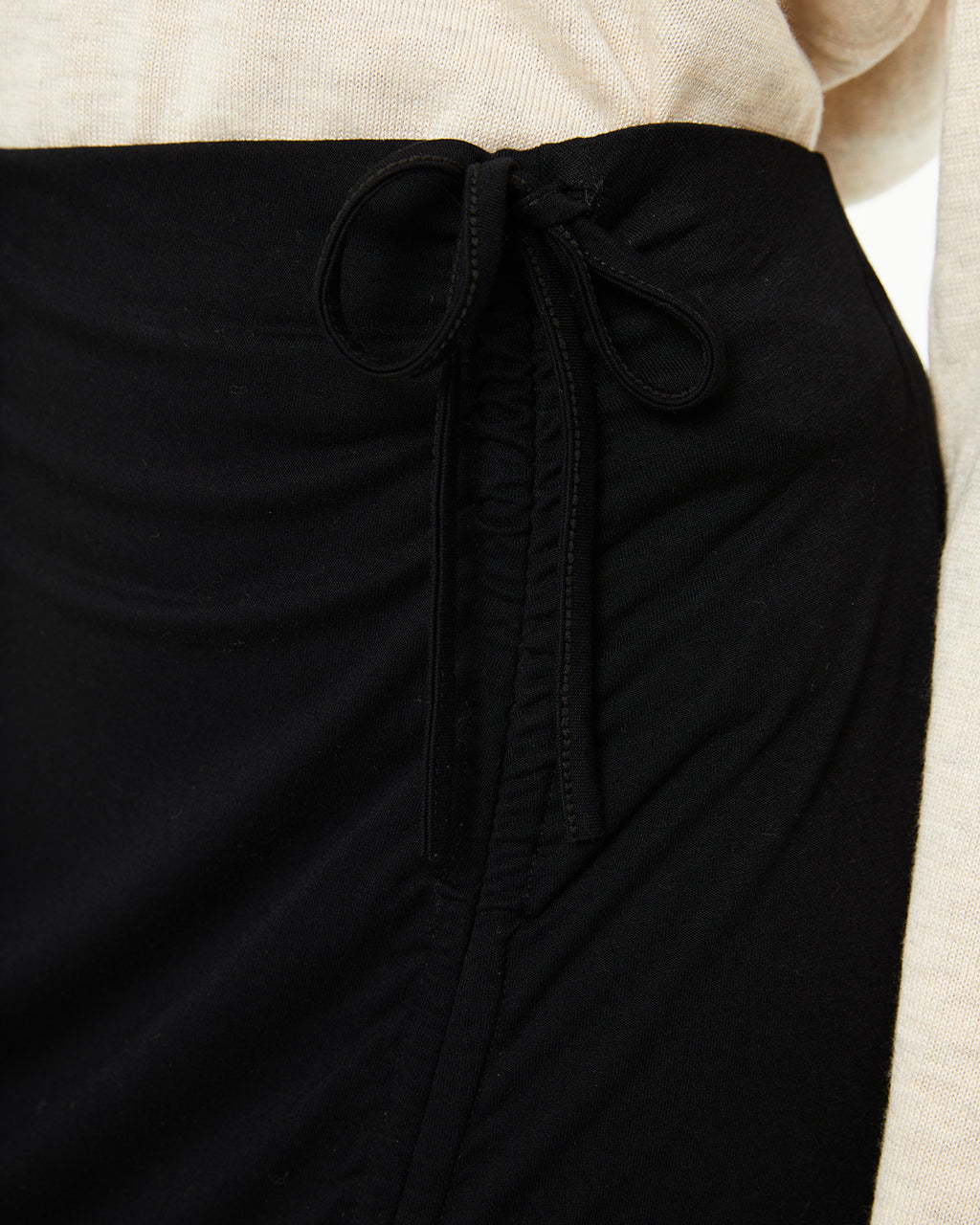 Falda con detalle fruncido lateral