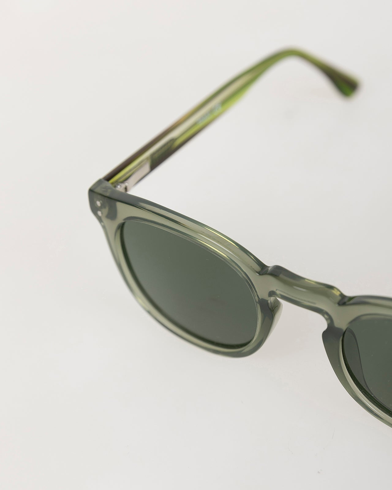 Gafas de sol con montura verde