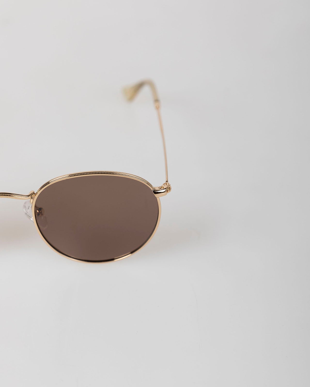 Lunettes de soleil à monture dorée