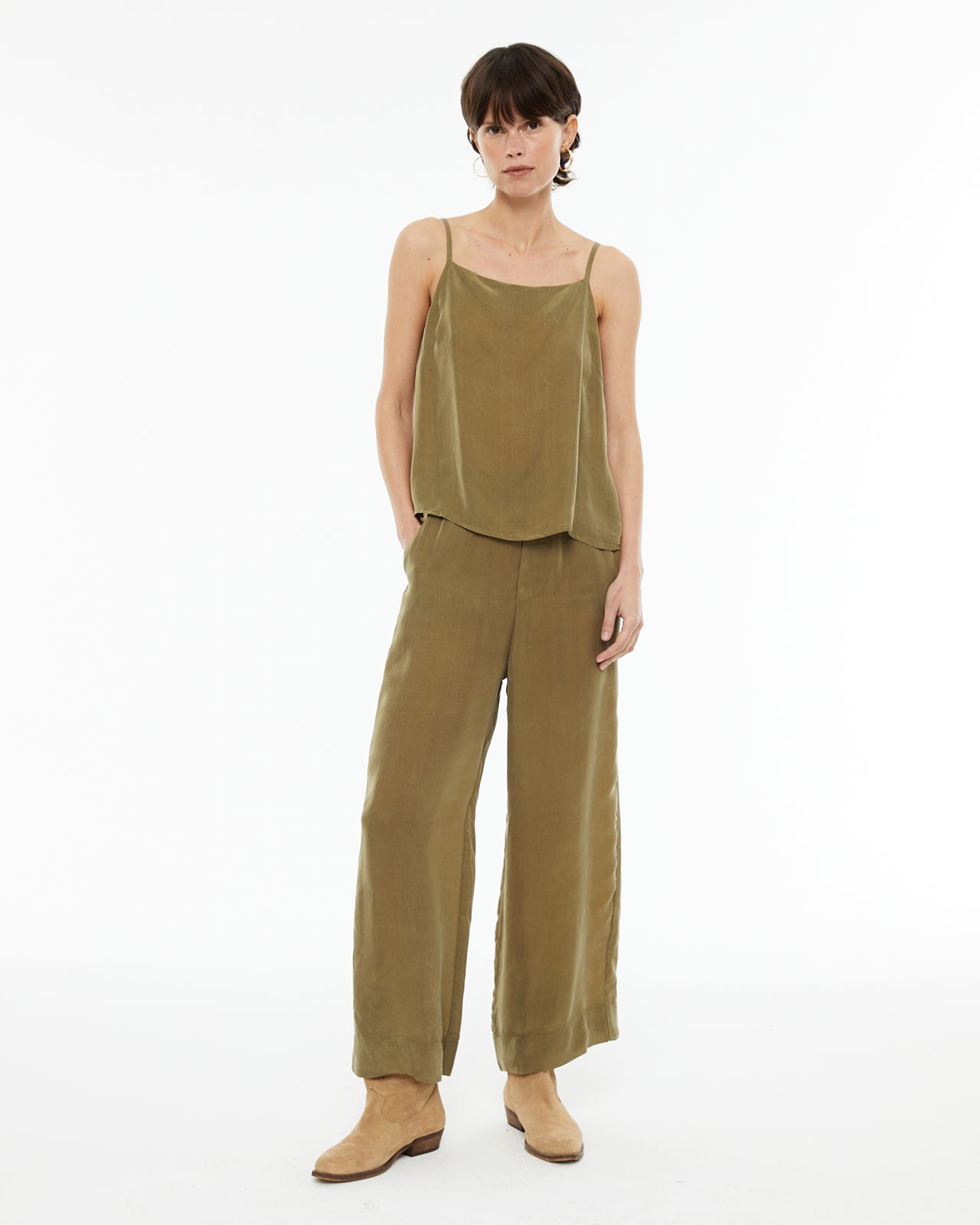 Wide trousers with side pockets and elastic waist