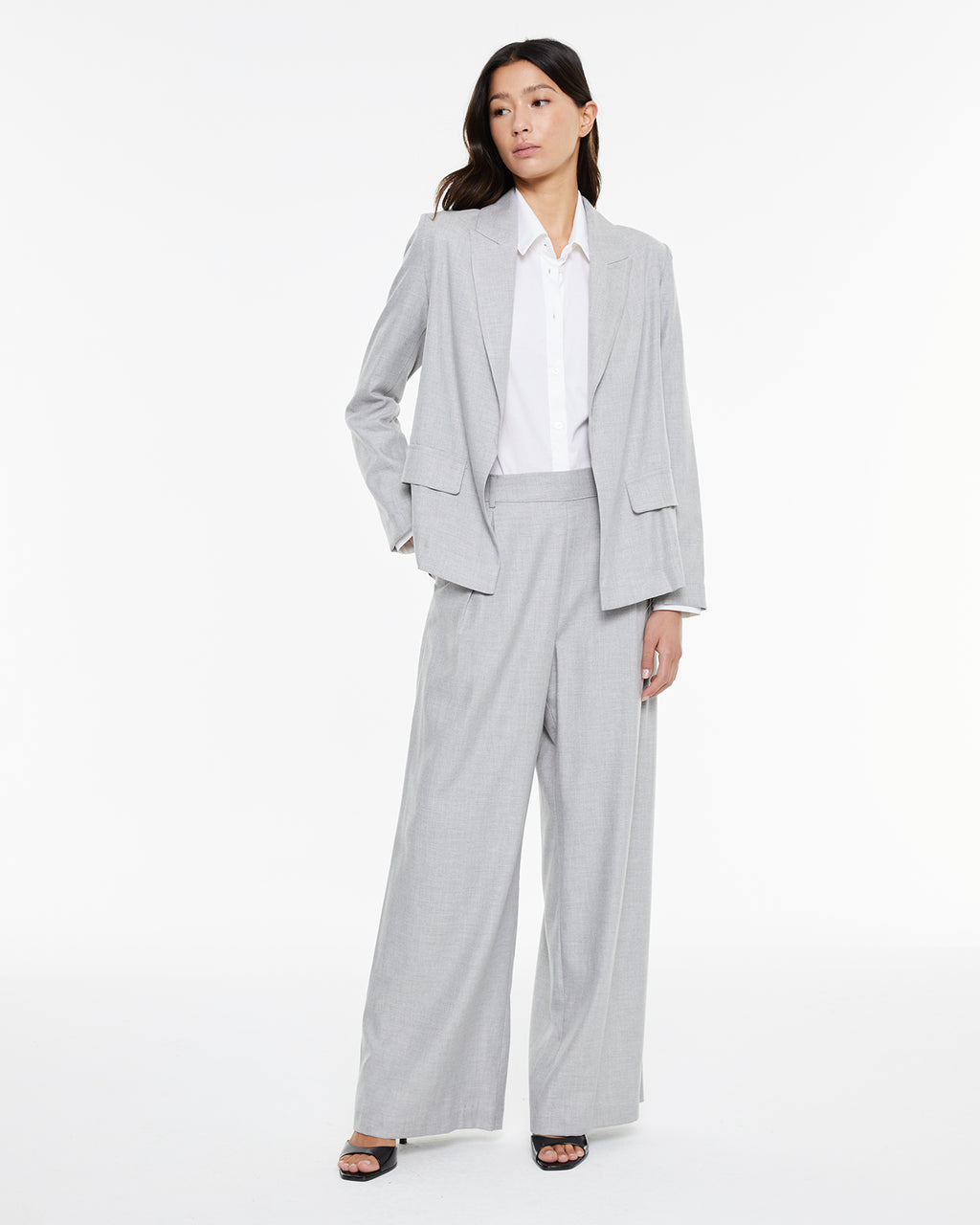 Pantalón de traje con pinzas delanteras y cierre botón