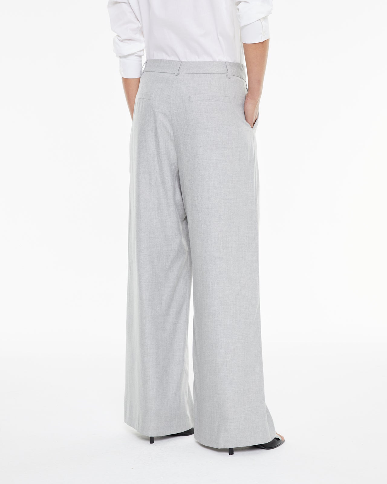 Pantalón de traje con pinzas delanteras y cierre botón