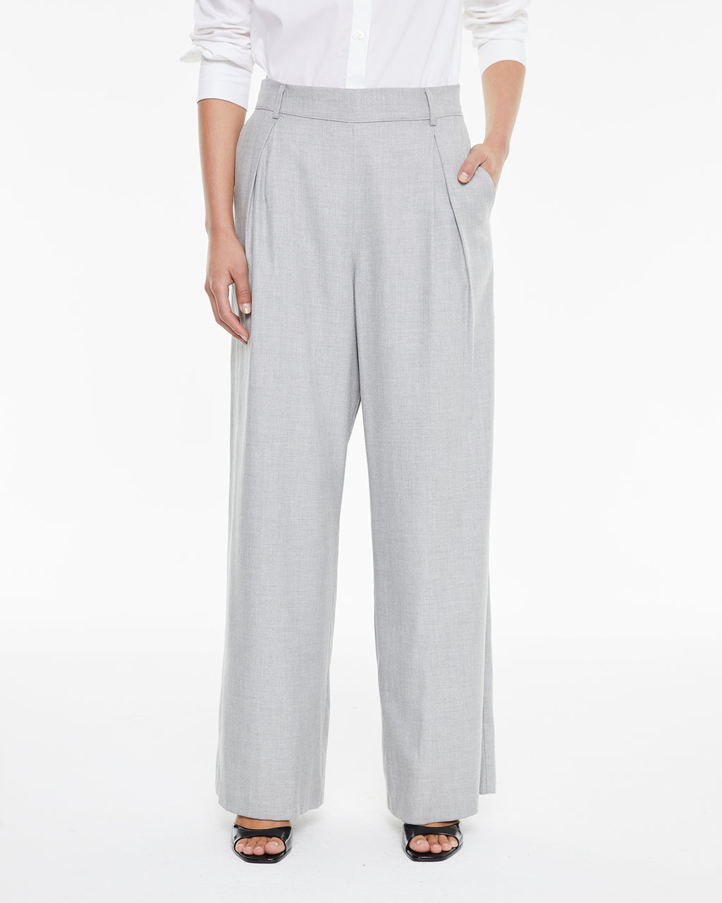 Pantalón de traje con pinzas delanteras y cierre botón