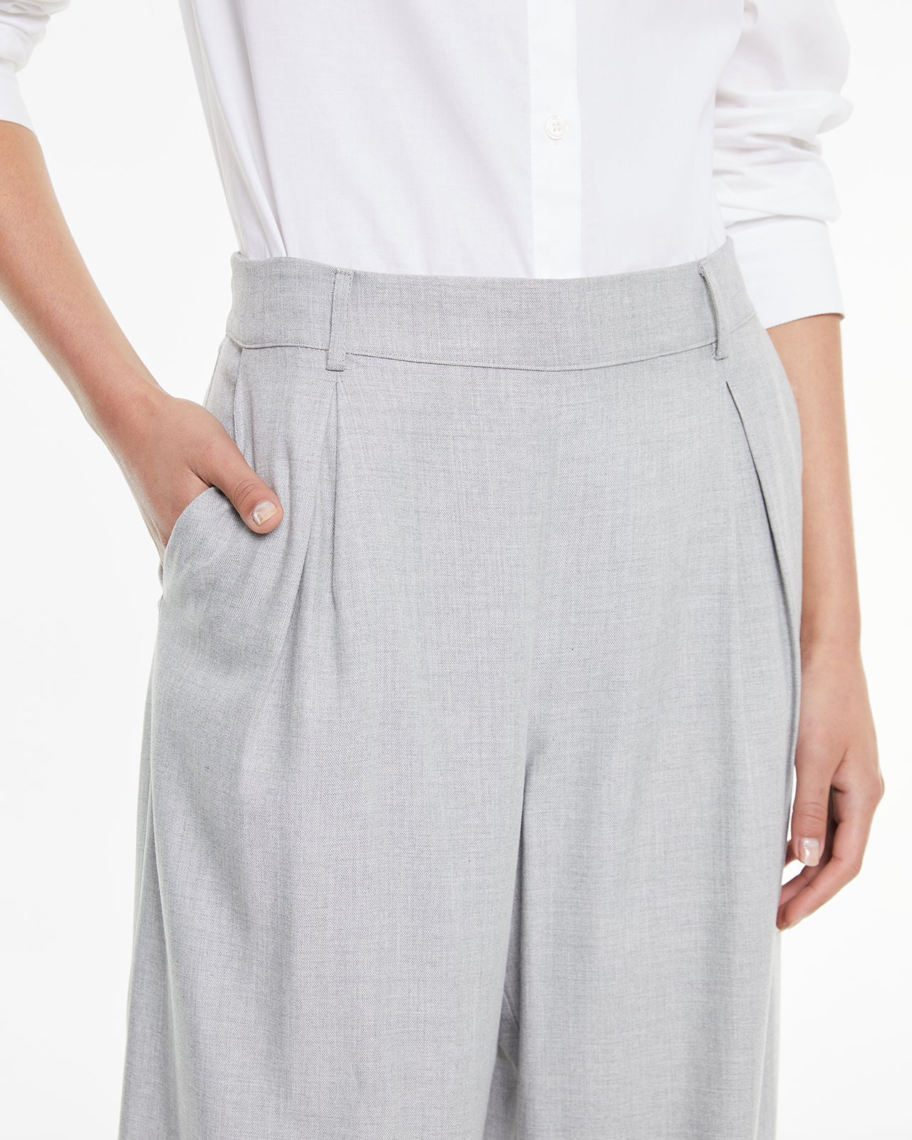 Pantalón de traje con pinzas delanteras y cierre botón