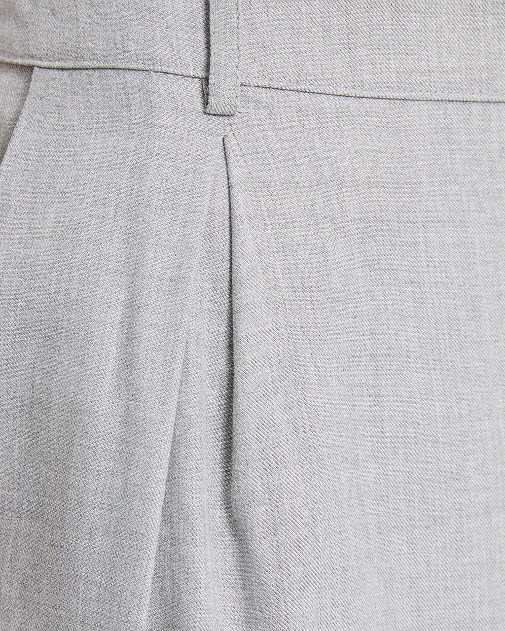 Pantalón de traje con pinzas delanteras y cierre botón