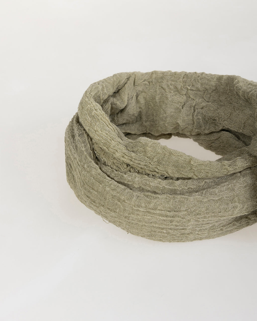 Basic wrinkled effect scarf