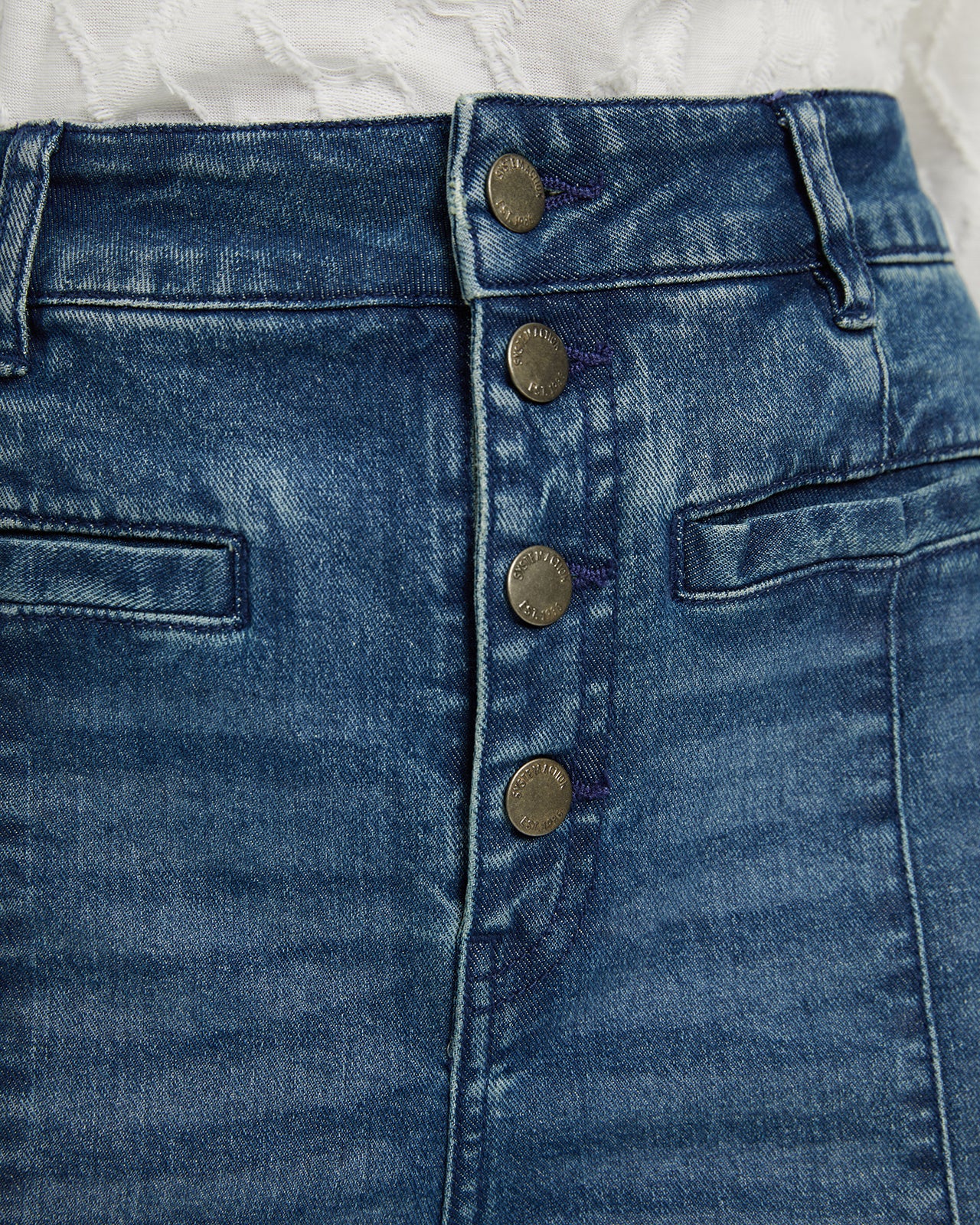 Jeans rectos flare fit detalle costura centro pierna