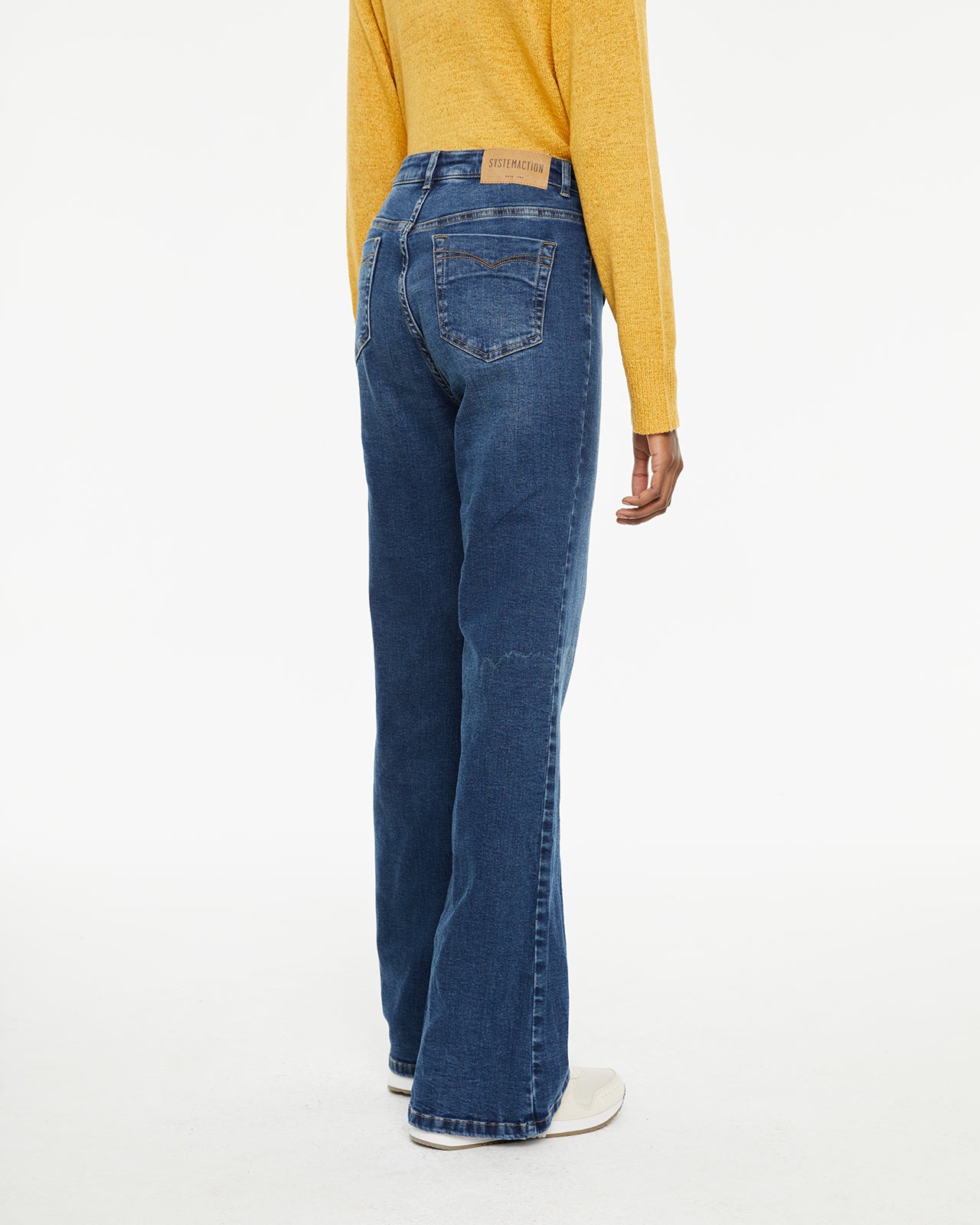 Jeans fit flare tiro medio detalle bolsillos delanteros