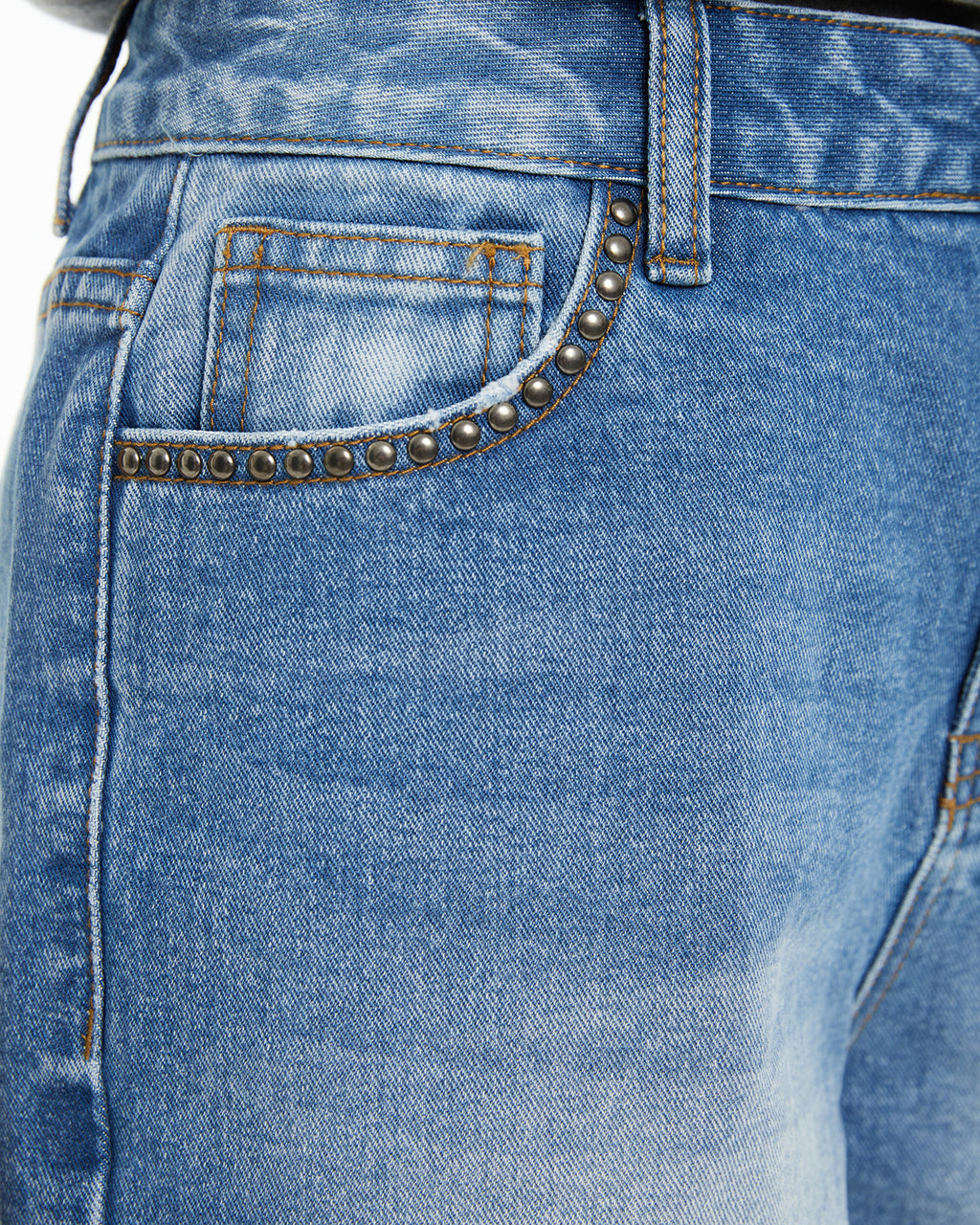 Shorts with studs on the waist and pockets